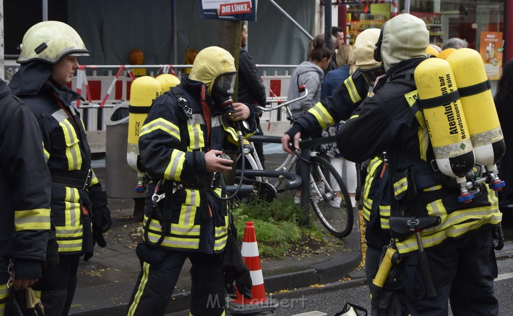 Feuer 2 Koeln Nippes Neusserstr P138.JPG - Miklos Laubert